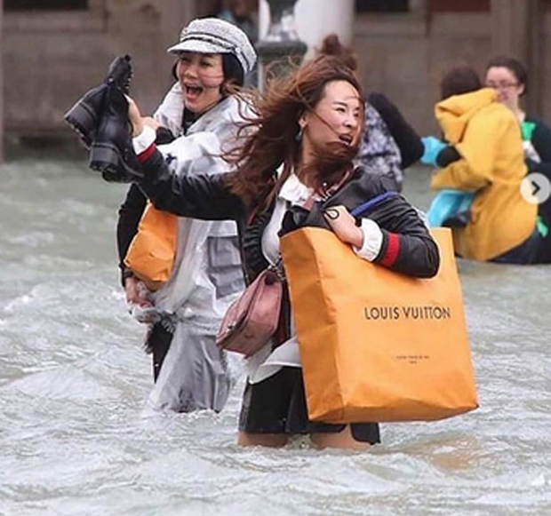 Невероватан призор из Венеције: Град се спрема за нове поплаве, а жене до појаса у води и босе корачају до Луј Витон  радњи (ФОТО)